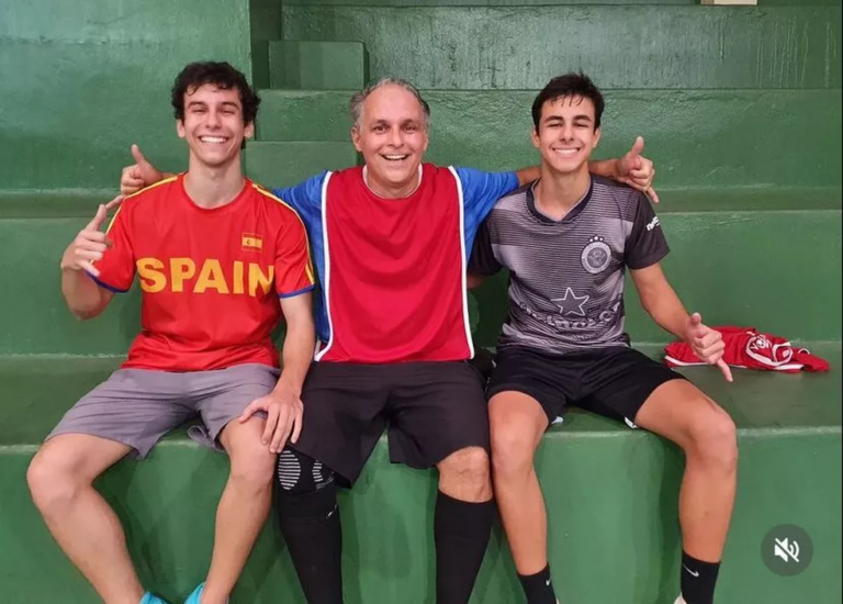 Dentista sofre infarto e morre durante partida de futebol com os filhos