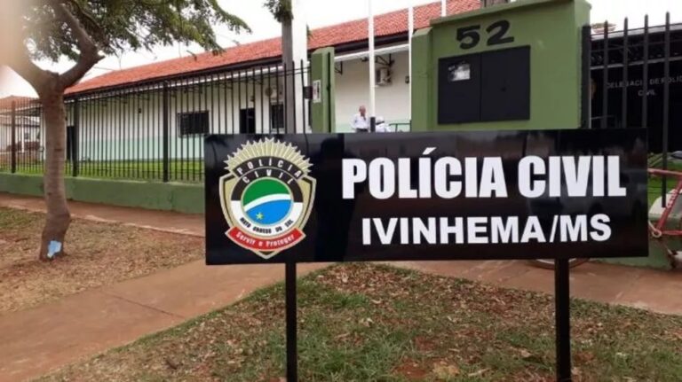 Homem arremessa vassoura no rosto da irmã, ameaça mãe e incendeia