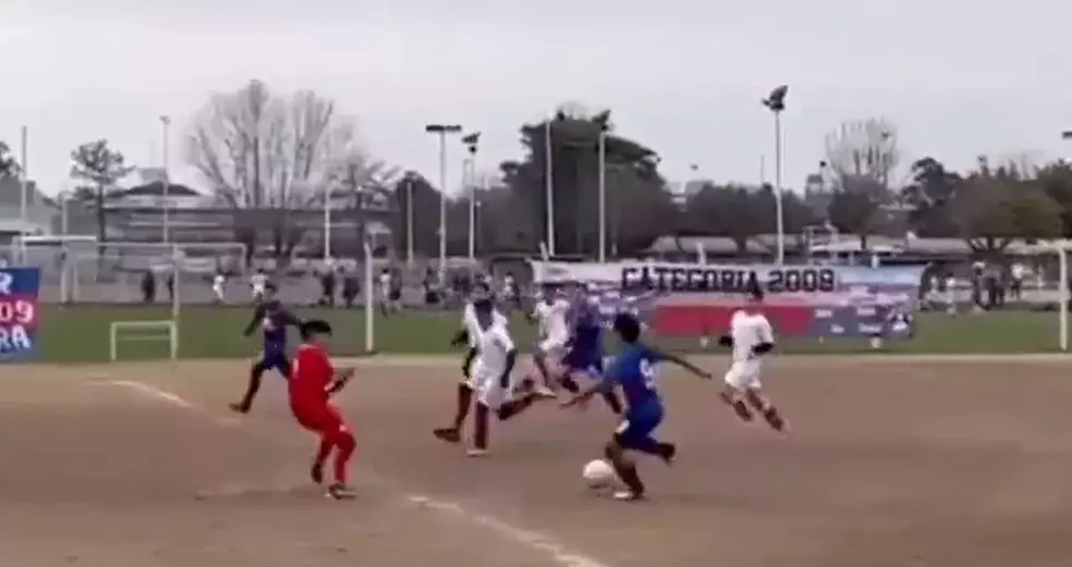 Filho de Agüero e neto de Maradona, Benjamin faz golaço na Argentina; assista
