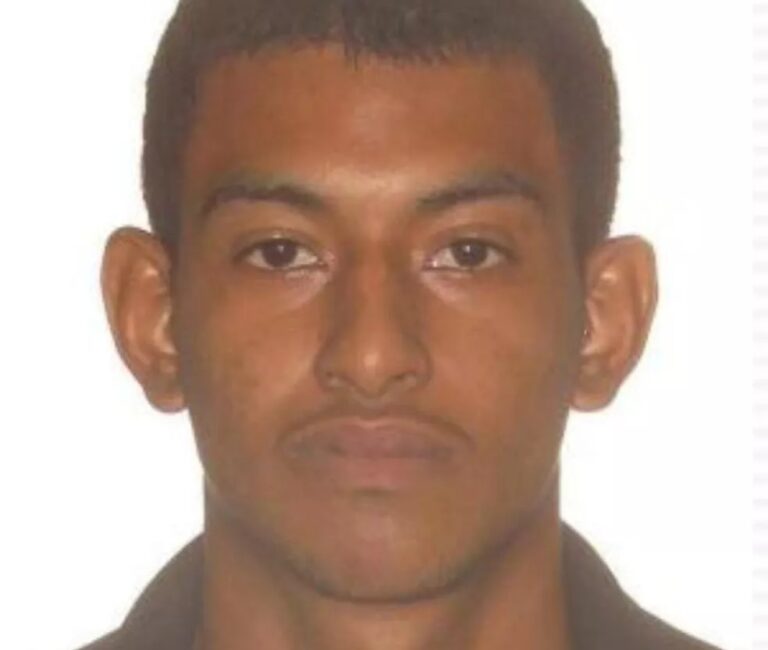 Jovem é morto com tiros na sala de casa após invadirem residencial