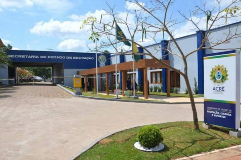 Mais de 500 servidores da Secretaria de Educação podem ter pagamentos suspensos