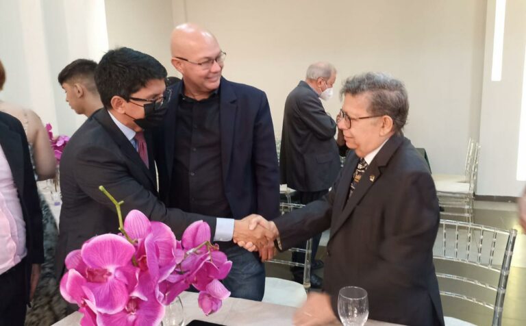 Jenilson Leite prestigia cerimônia de transmissão de cargo de governador no Rotary Club