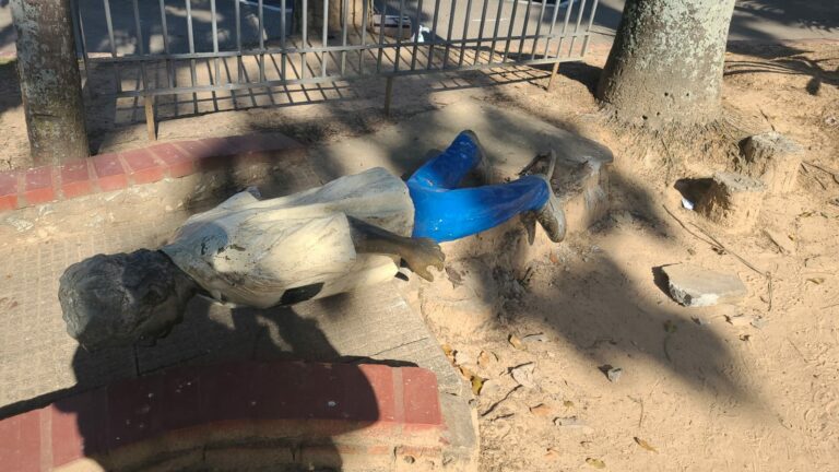 Polícia faz perícia para investigar ataque criminoso à estátua de Chico Mendes em Rio Branco