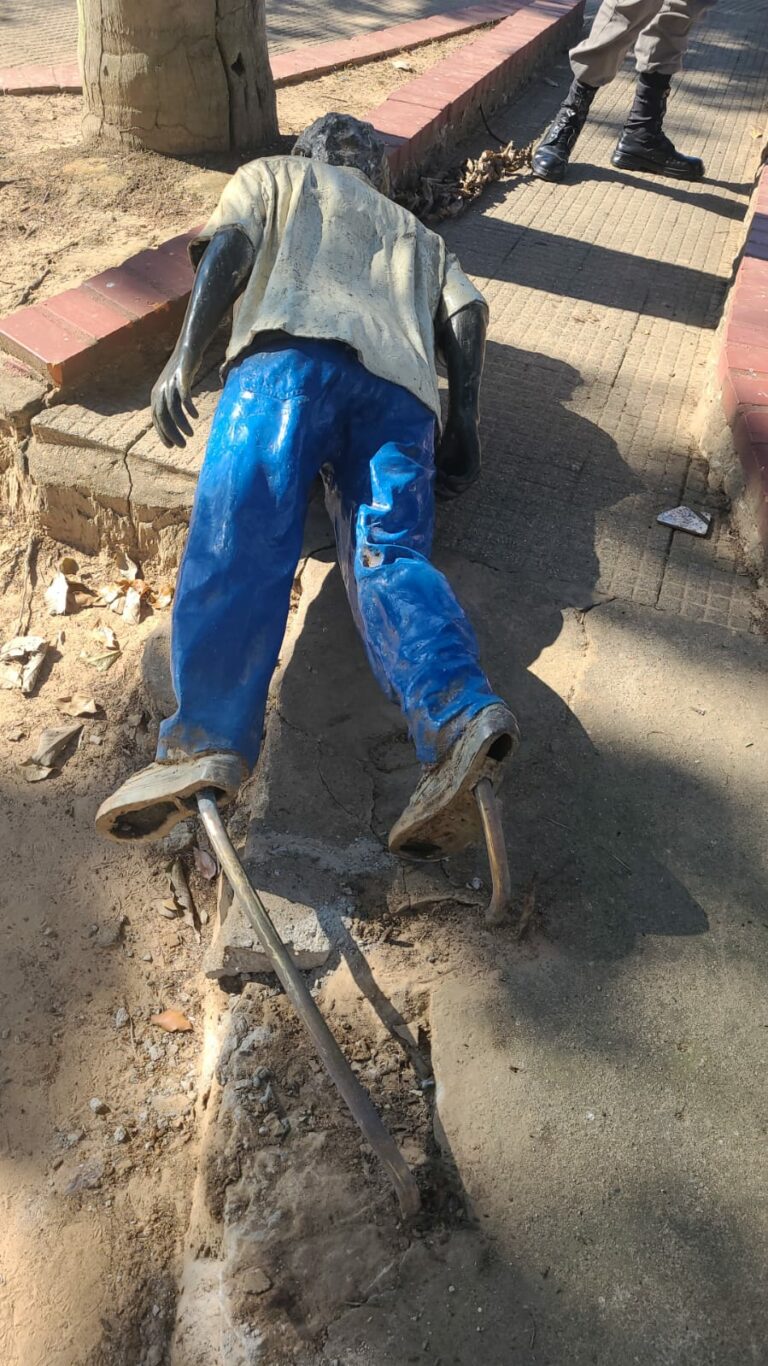 Estátua de Chico Mendes é alvo de vandalismo no AC; “Apagamento da nossa história”, diz neta