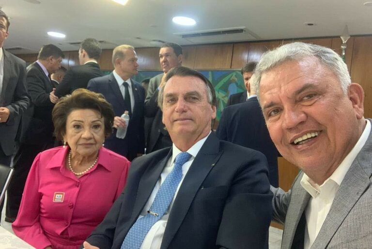 Coluna Léia Lima traz selfie de Bolsonaro e Petecão na pose da senadora acreana Maria das Vitórias