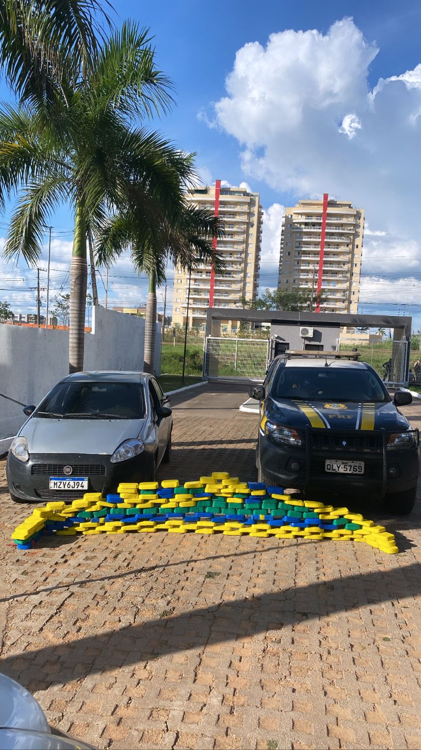 PRF apreende mais de 150 quilos de cocaína no BR-364, no Bujari; um homem foi preso