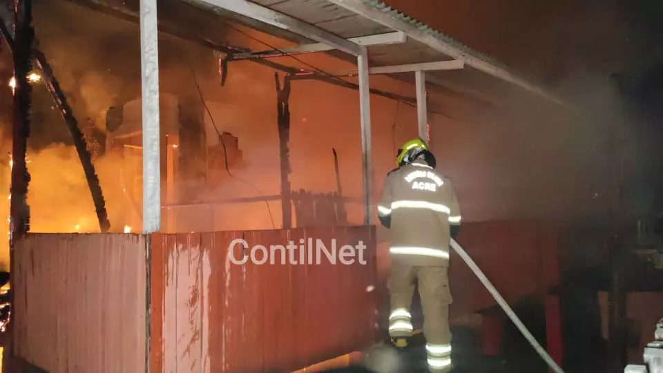 Encapuzados, bandidos invadem casa, ateiam fogo e deixam um ferido na Baixada