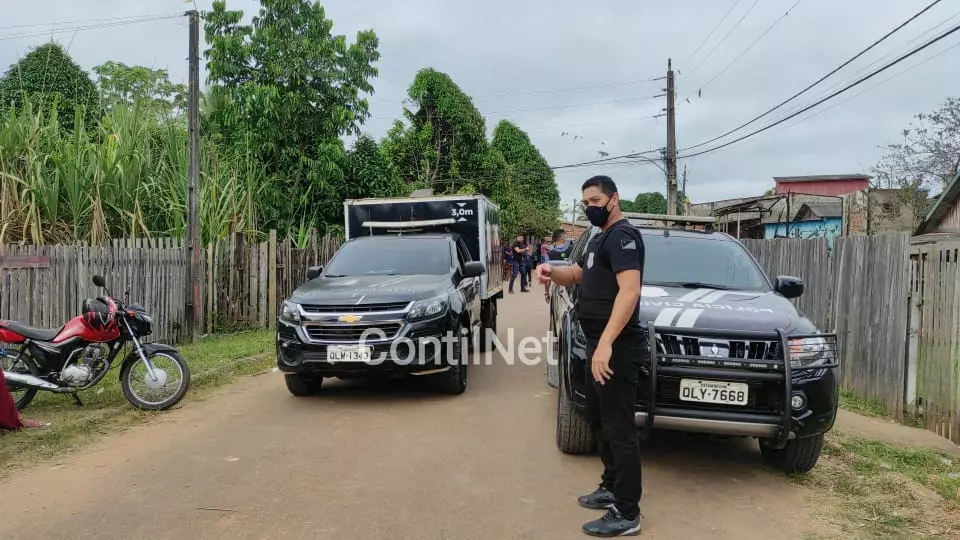 Homem é encontrado morto após criminosos colocarem fogo em três casas na Baixada da Sobral