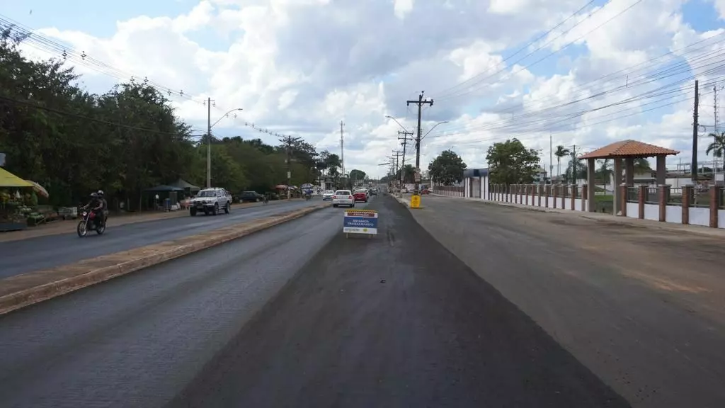 Em Rio Branco, Deracre executa recapeamento asfáltico na AC-40