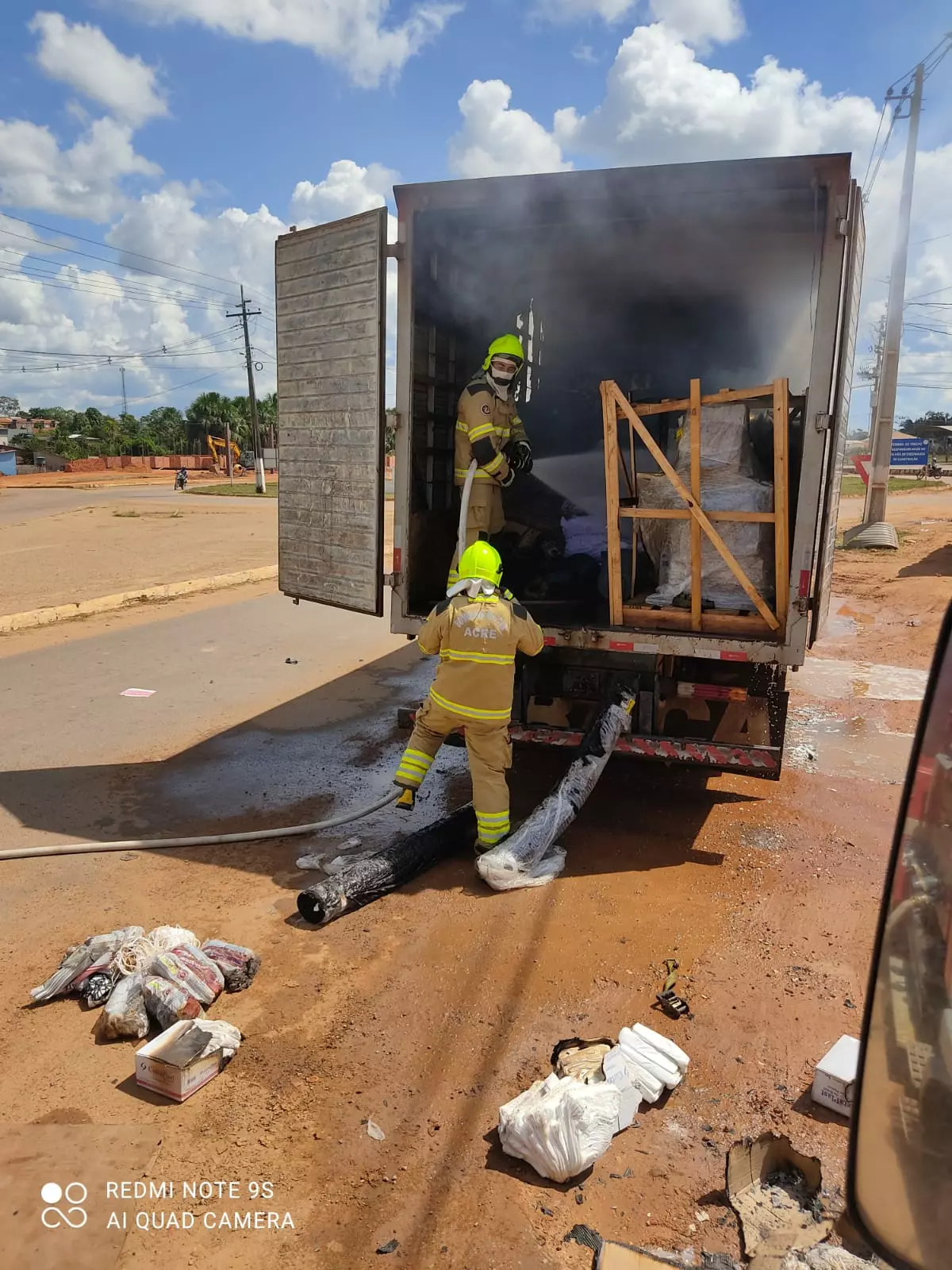 Vídeo: caminhão que transportava produtos químicos pega fogo próximo a Sena Madureira