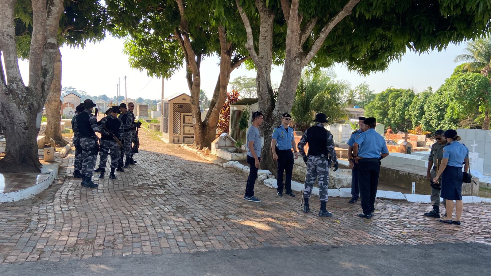 Vídeo: corpo de PM morto durante treinamento em Goiás é aguardado no cemitério; veja preparativos