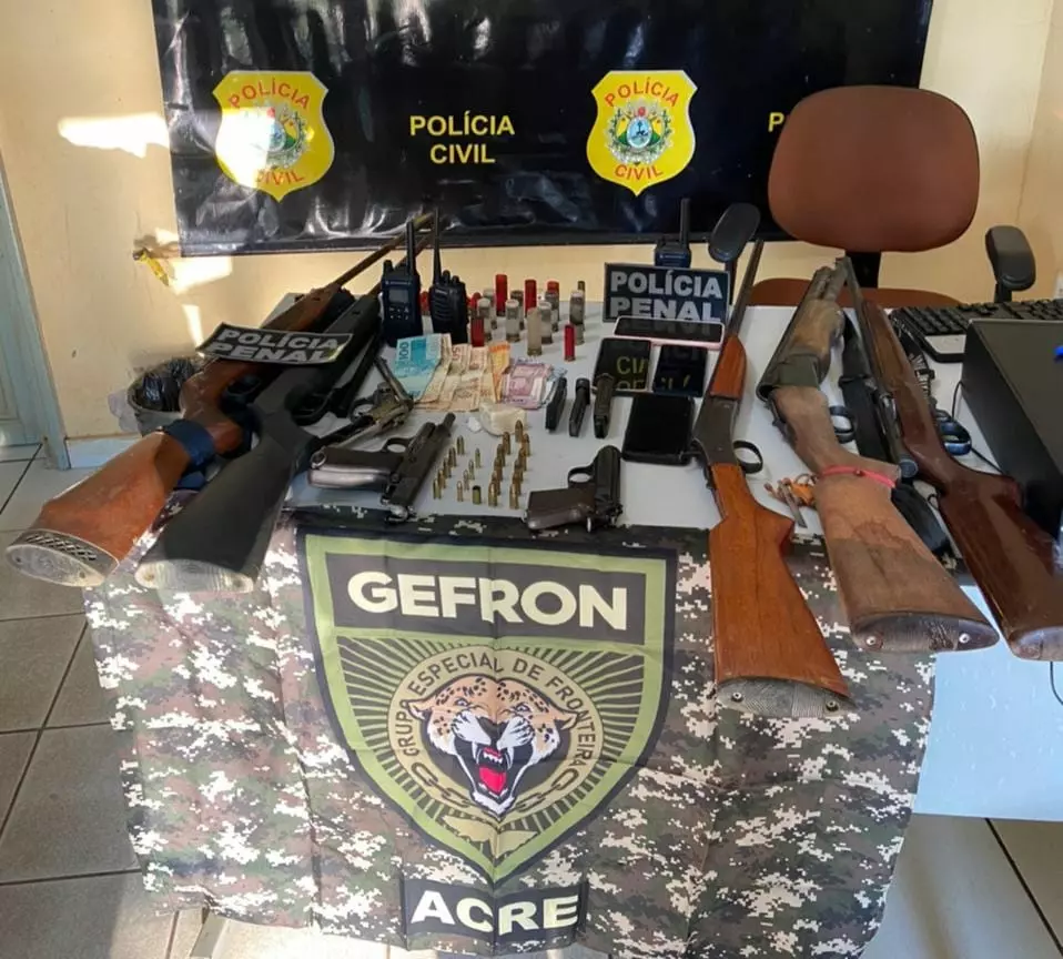 Em Brasileia, ação policial integrada apreende arsenal; dois foram presos em flagrante