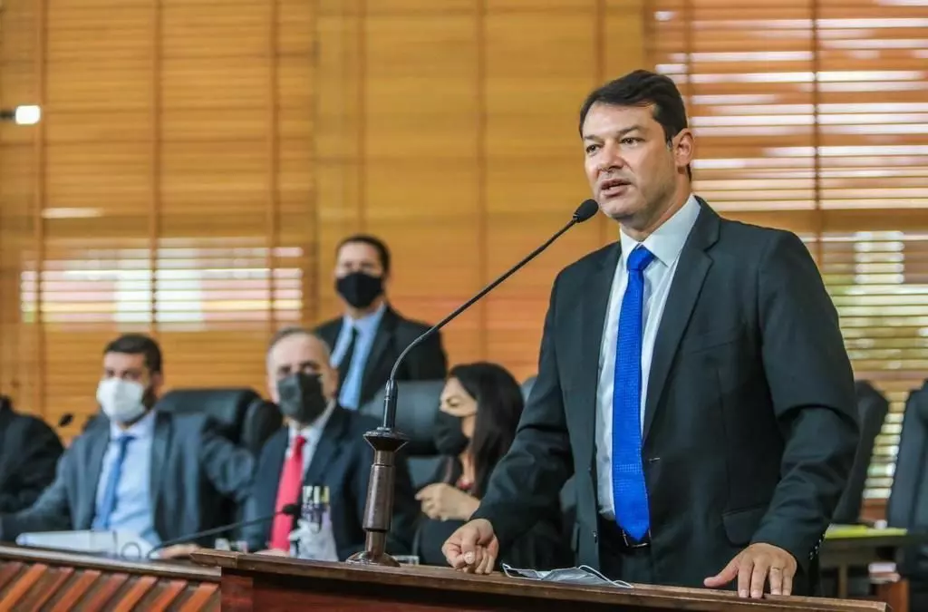 Salão Azul da Aleac passará a ser chamado de Salão Luiz Saraiva