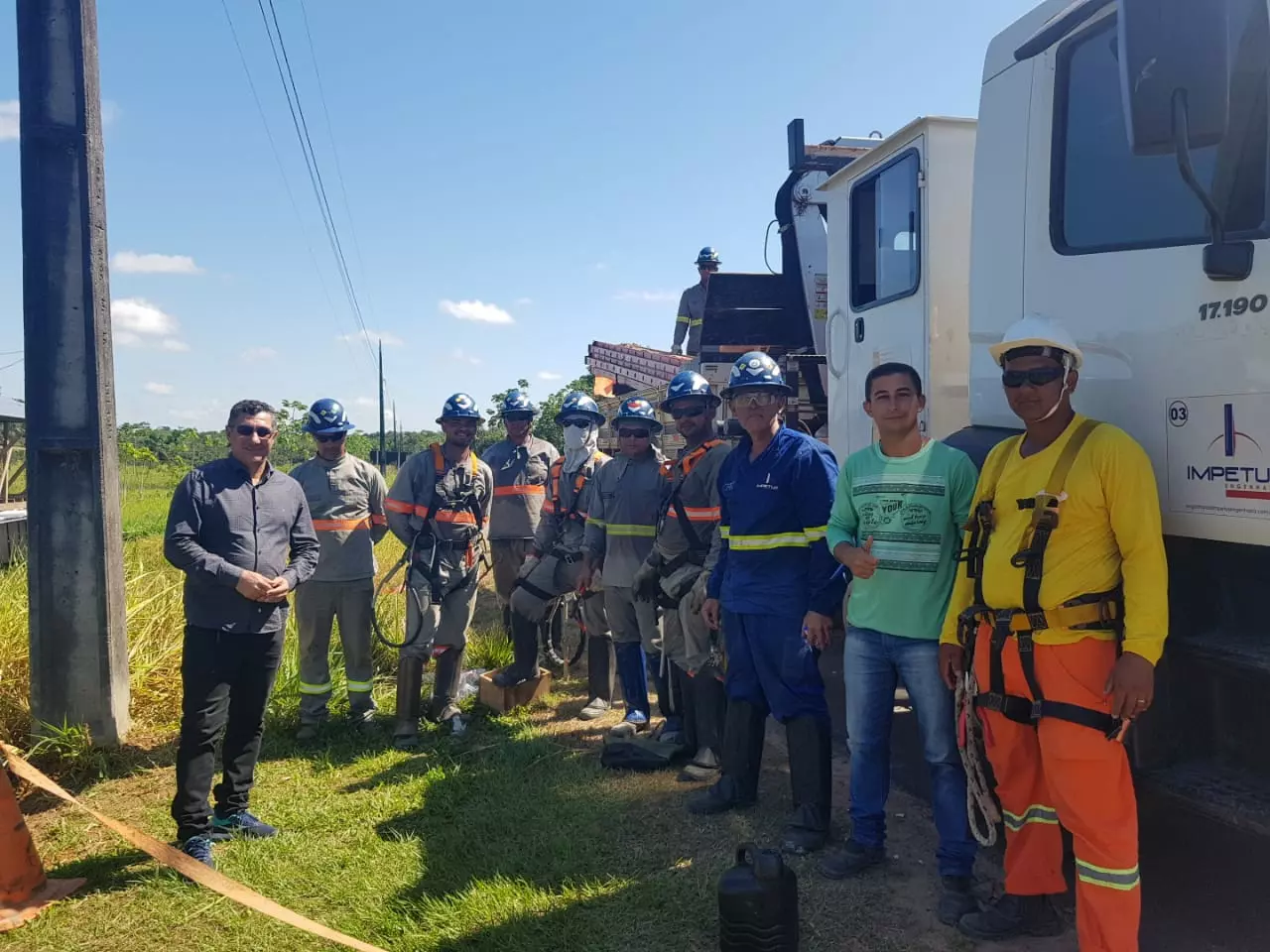 Jesus Sérgio informa à população de Tarauacá a instalação da iluminação pública