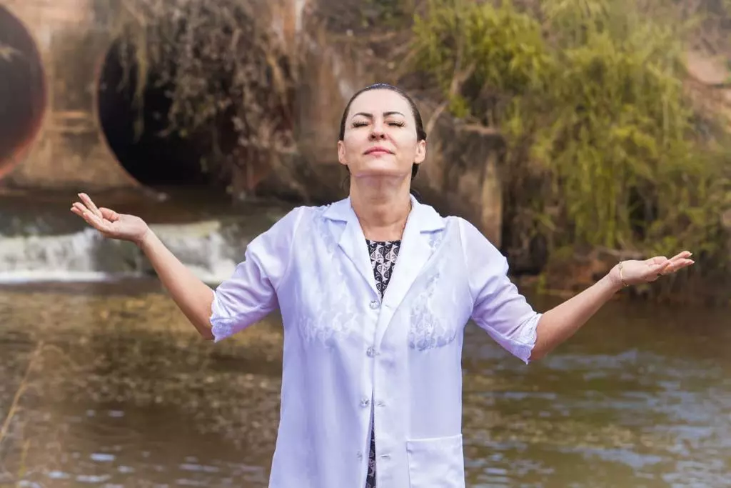 Marcia Bittar se converte ao protestantismo em batismo nas águas: “Morro para o mundo e nasço para Deus”