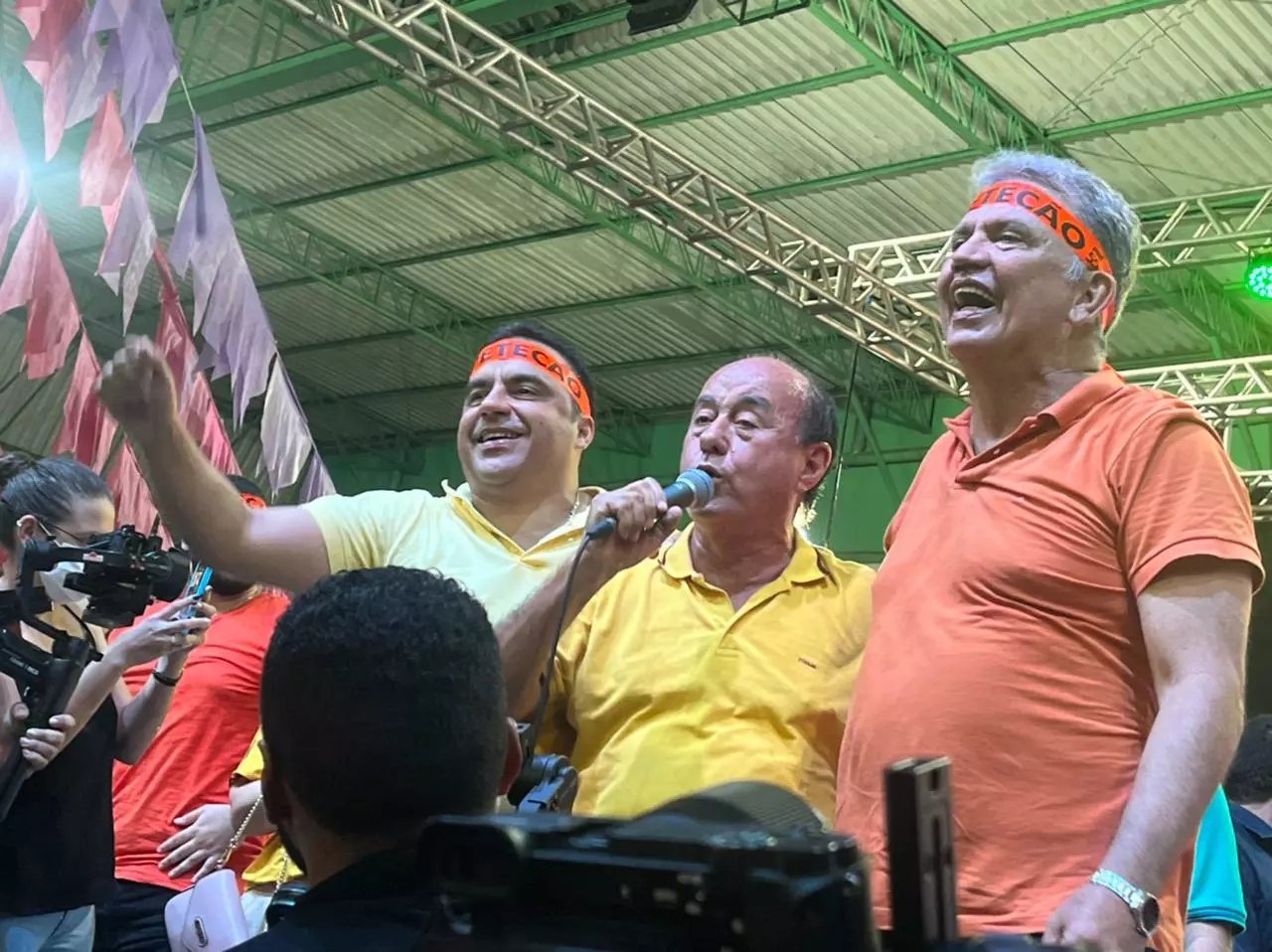 Animado, Bocalom dança na convenção de Petecão e declara: “Eu e a Prefeitura estamos com você”