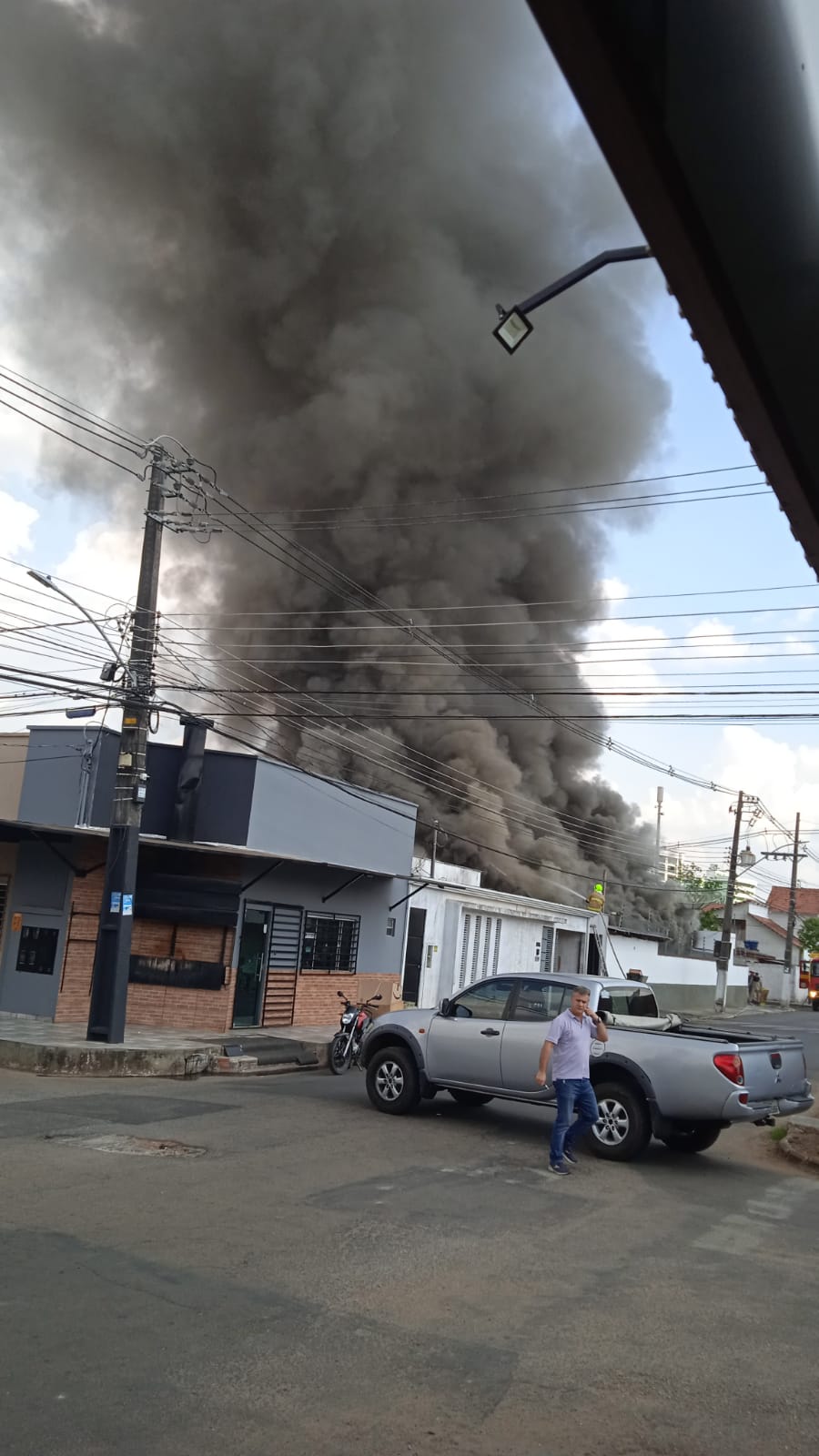 Igreja evangélica pega fogo em bairro de Rio Branco; bombeiros são acionados
