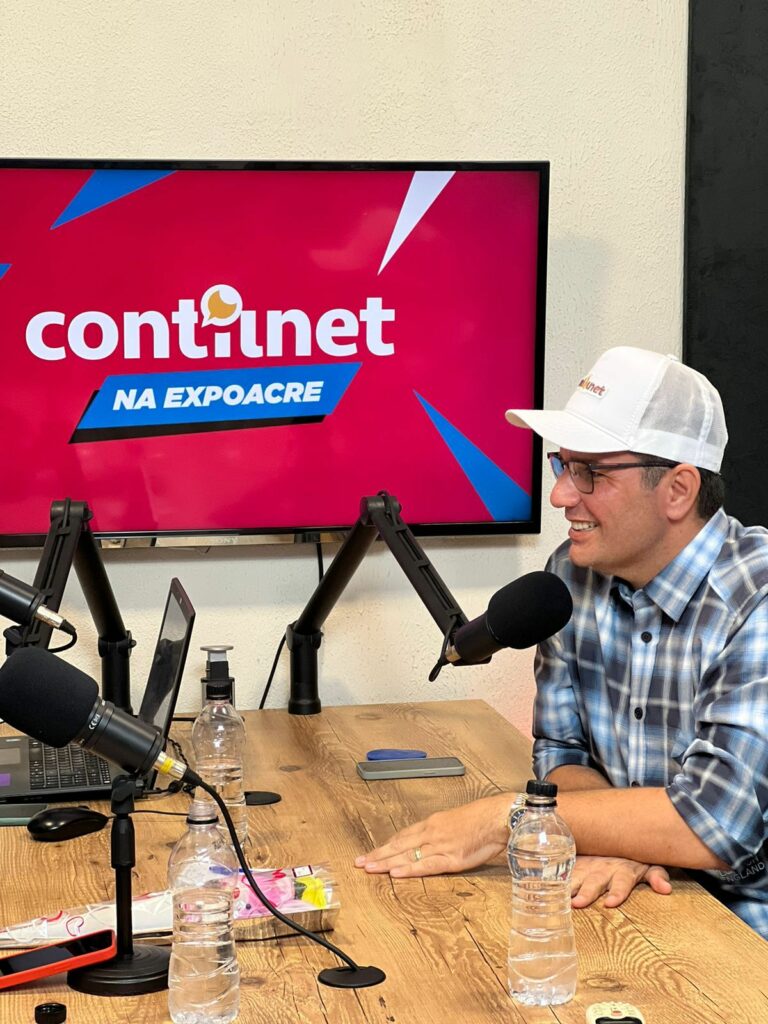 Gladson renova as energias em banho no “Buraco da Central” na Serra do Divisor; veja foto