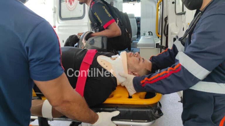 Carro e moto colidem em avenida de RB; jovens são arremessados em terreno baldio