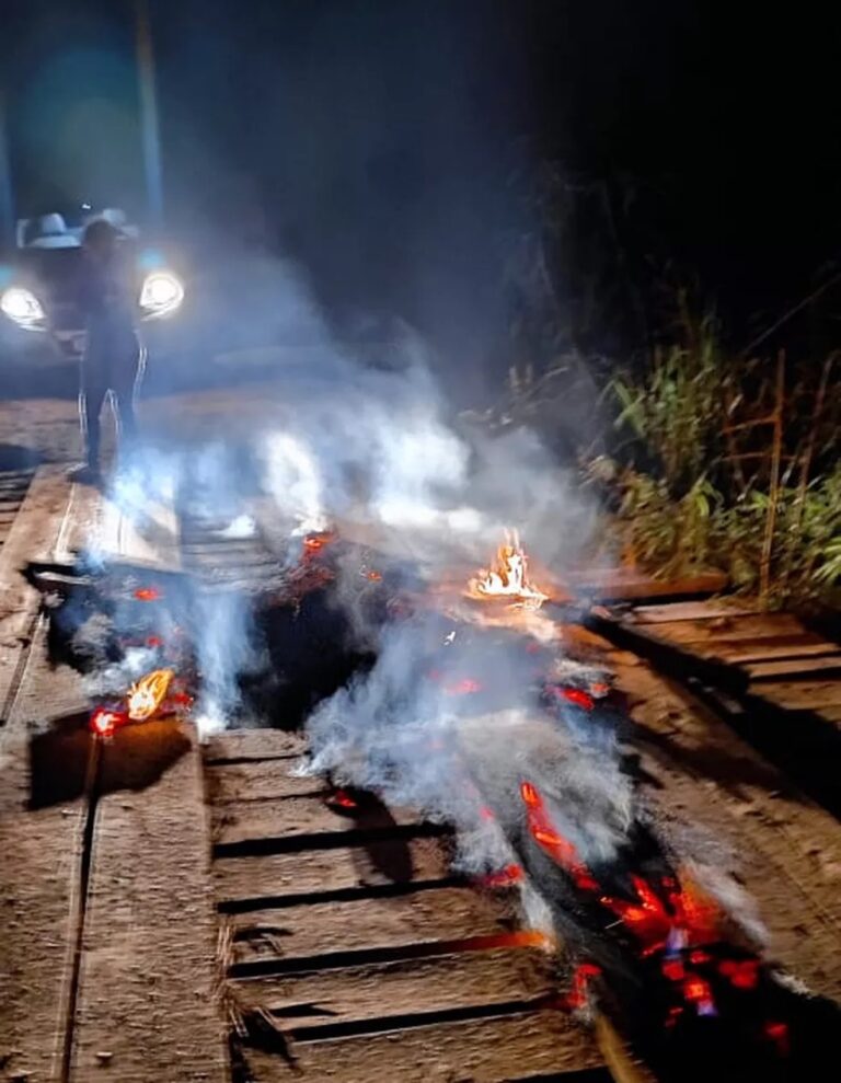 Ponte é incendiada após polícia ser atacada por homens encapuzados