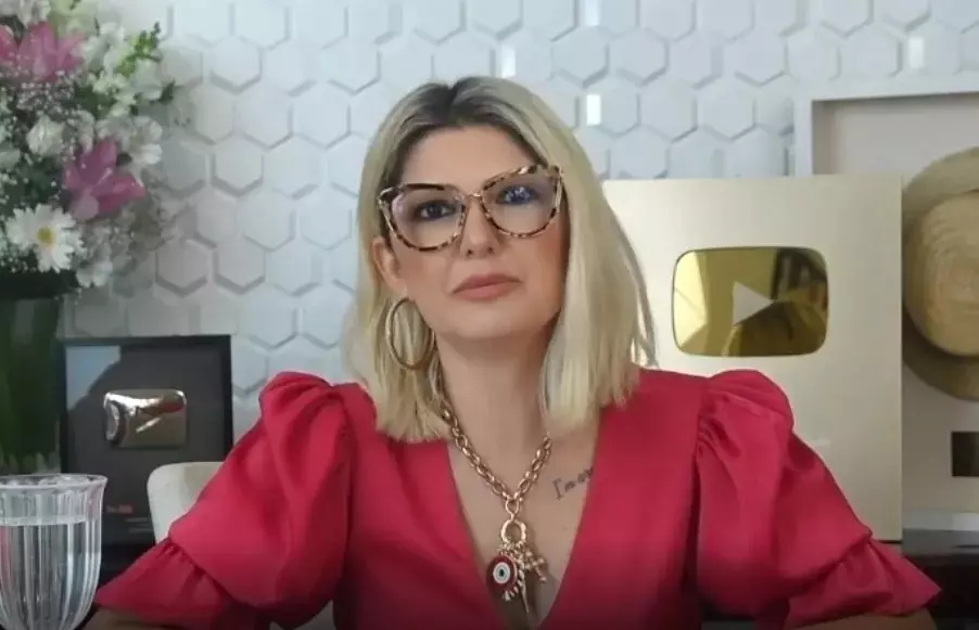 Na ação contra Antonia Fontenelle, Klara Castanho pede R$ 100 mil de indenização por danos morais