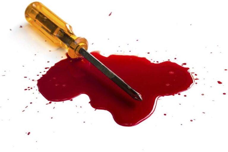 Enquanto dormia, homem é atacado por irmão e tem pescoço e rosto furado com chave de fenda