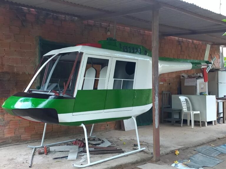 Dono de casa em formato de avião está construindo réplica de helicóptero no quintal de casa