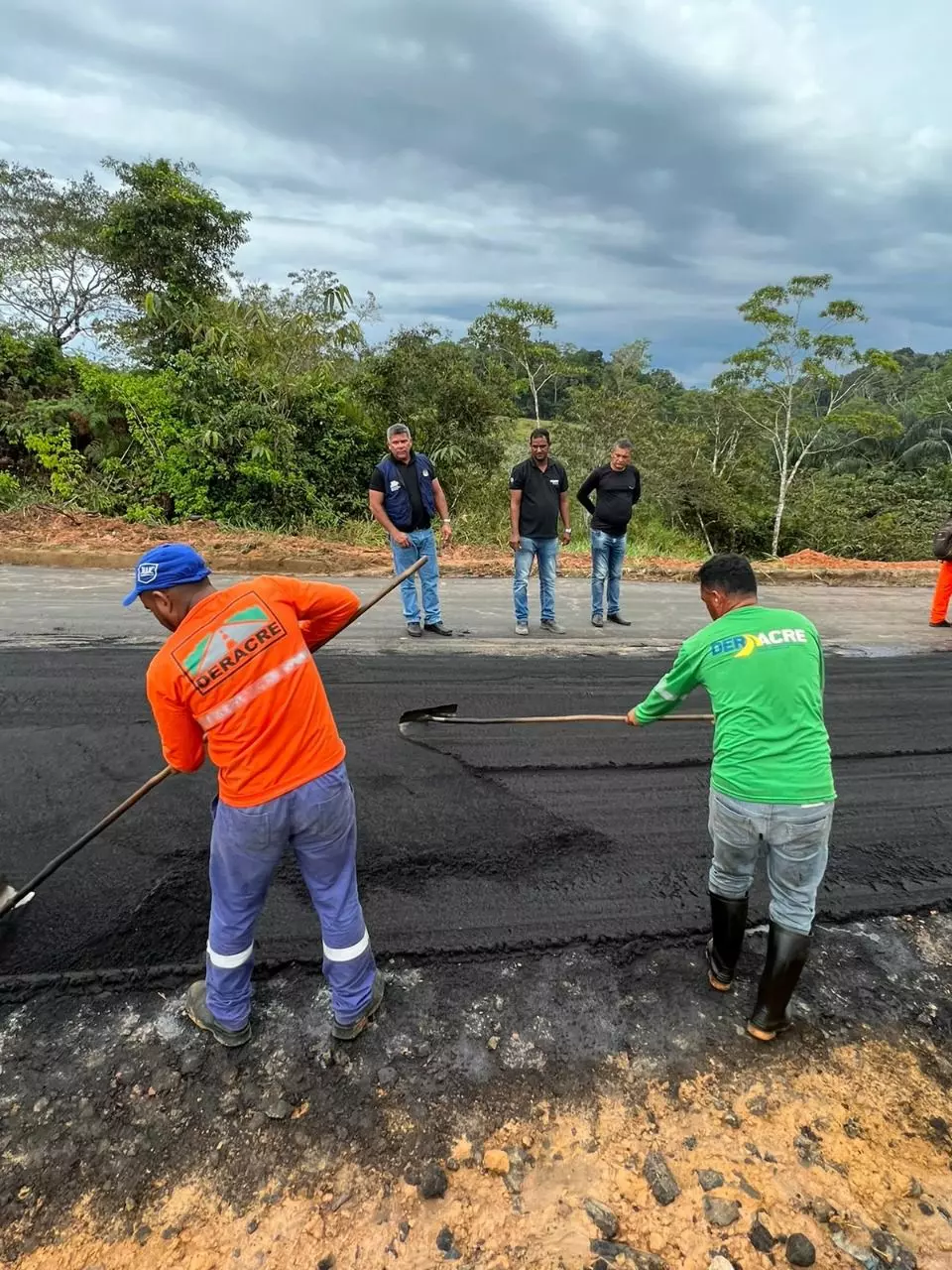 Estado executa operação tapa-buraco na Estrada do Guajará