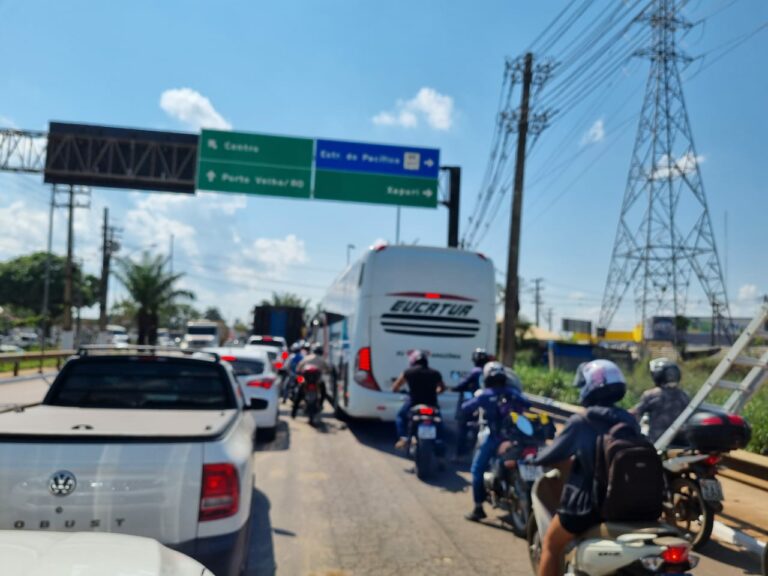 Motoristas ficam presos em trânsito de ruas da capital; espera é de quase 40 minutos