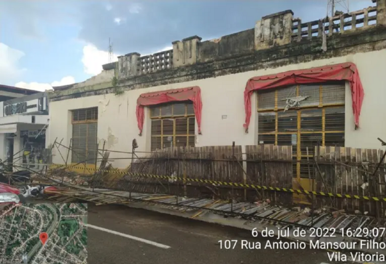 Estrutura se desprende de prédio e cai na calçada do centro de Brasileia