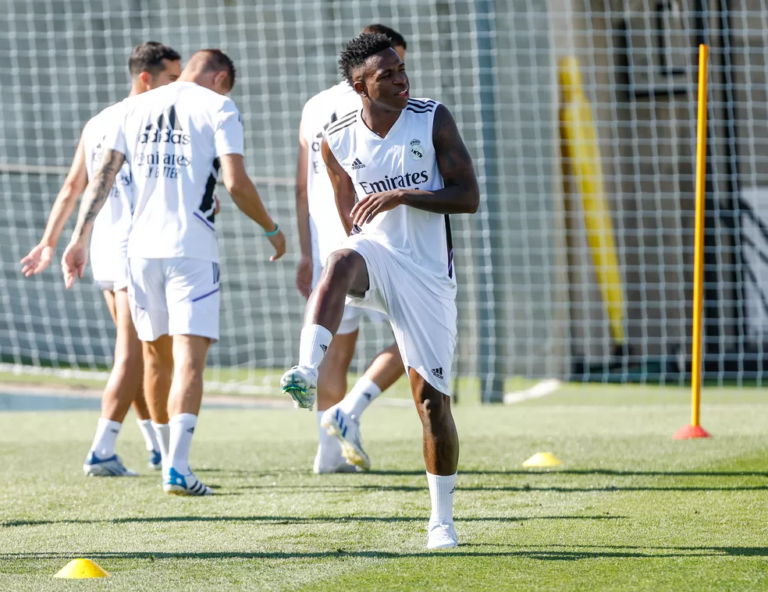 Vini Jr. volta ao Real Madrid e vai assinar renovação com multa de € 1bi