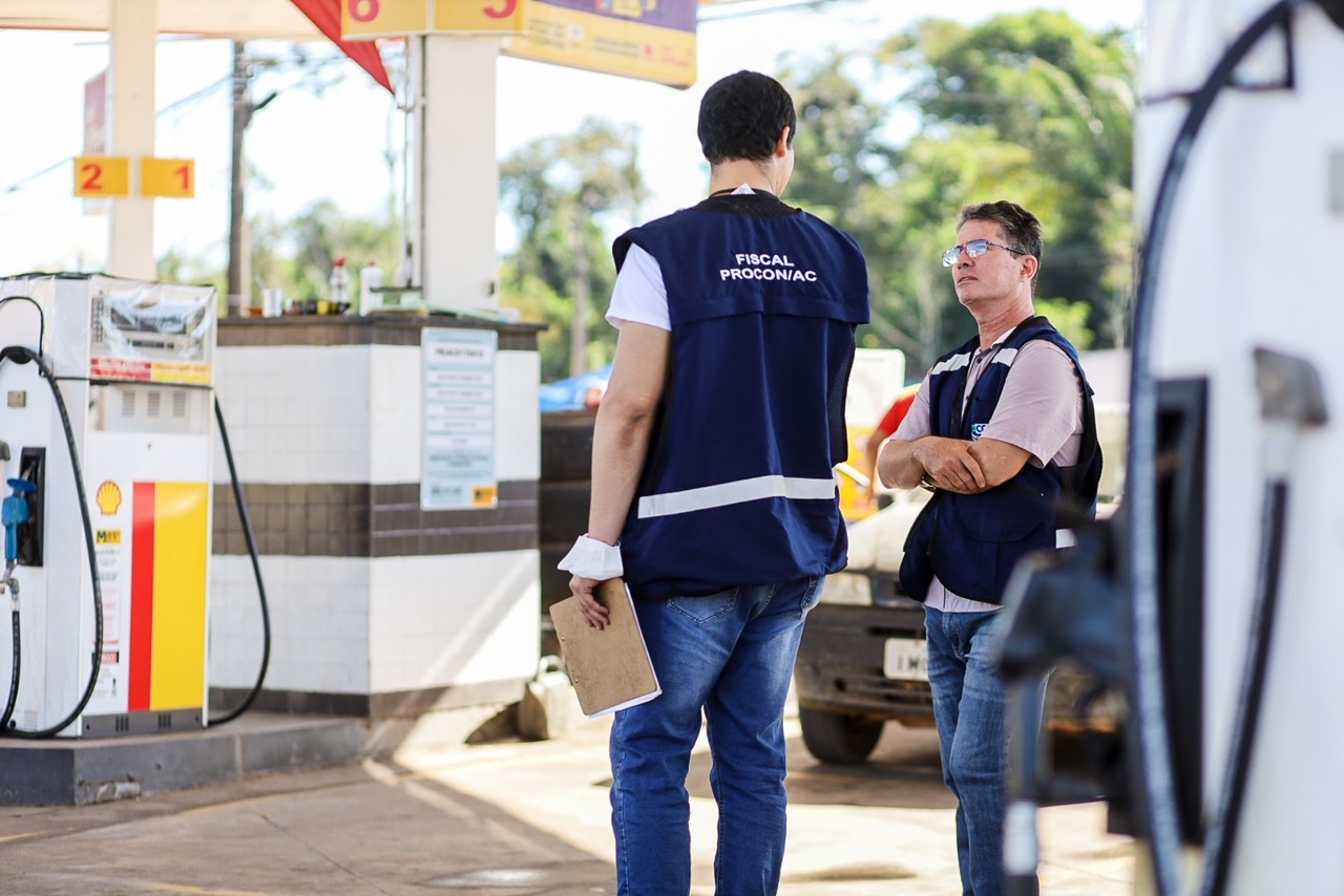 Saiba como denunciar postos de combustível no AC que não informarem comparação de preços da gasolina