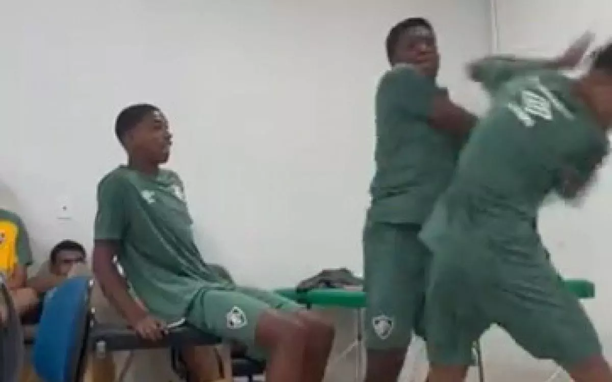 Vídeo: Jogador do Fluminense dá tapa na cara e chute em companheiro de time