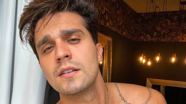 Luan Santana, após escândalo gay, surge em foto sem roupa e parte íntima escapa