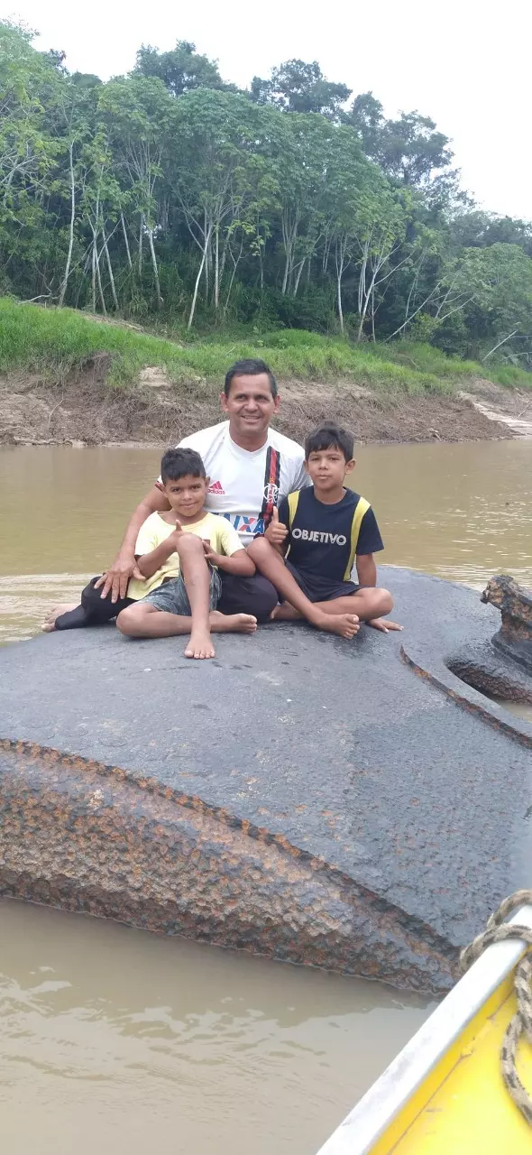 Pastor leva filhos para conhecer o navio Curuçá, que afundou no Rio Iaco