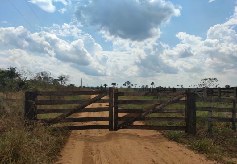 Justiça obriga prefeitura a instalar porteira em ramal do AC e 200 famílias temem ficar isoladas