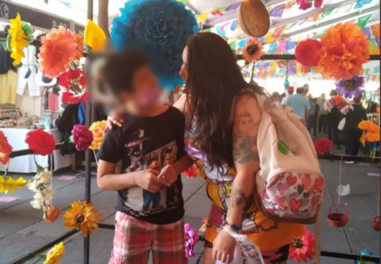 Mulher é queimada em praça e morre por causa de barulho de filho autista; entenda