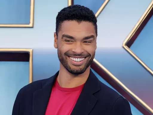 Regé-Jean Page diz que “Bridgerton” é livre para fazer Duque com outro ator