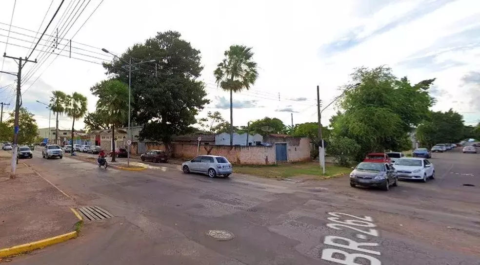 Pitbull é morto por policiais durante ataque à família que estava em calçada