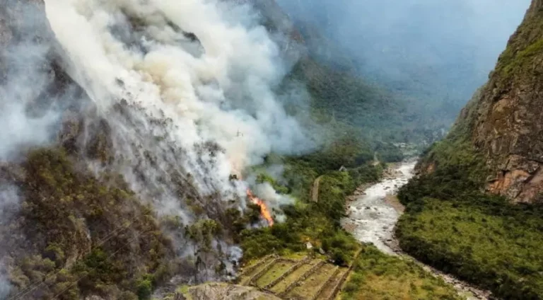 Bombeiros controlam incêndio florestal perto de Machu Picchu, mas permanecem em alerta