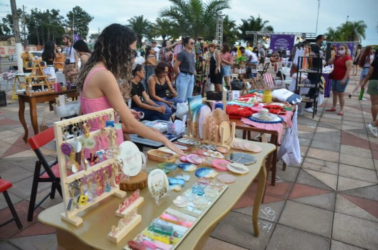 Com adoção de animais, feira solidária arrecada alimentos e rações em Rio Branco