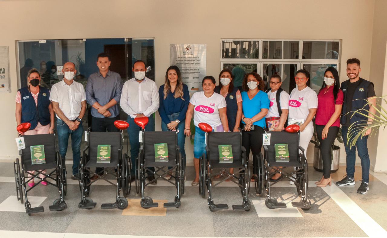 Fundhacre recebe cadeiras de rodas do projeto Viver Melhor