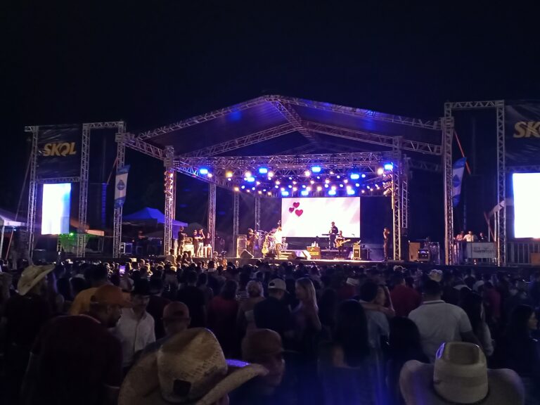 Equipe recolhe alimentos durante show nacional do sertanejo Jeferson Moraes