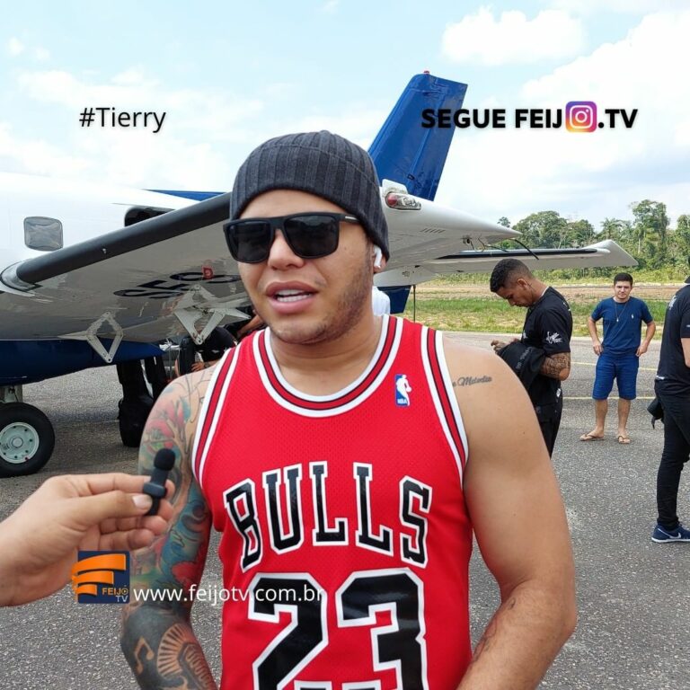 Tierry desembarca em Feijó e fala sobre polêmica de show cancelado no AC; assista