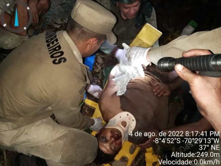 Árvore cai em cima de homem e bombeiros realizam resgate no AC; confira vídeo