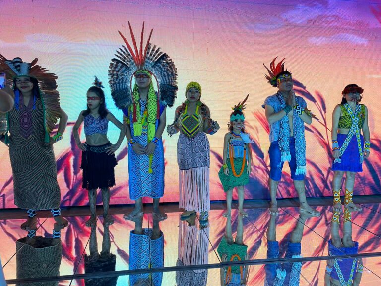 Povo Huni Kuin desfila com acessórios de produção própria na Expoacre