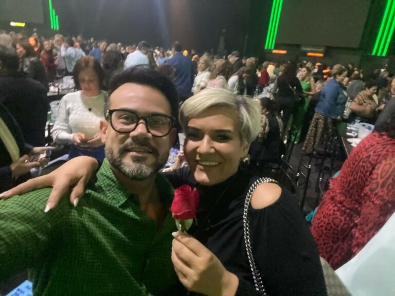 Acreanos recebem rosa do Rei Roberto Carlos em São Paulo; confira 