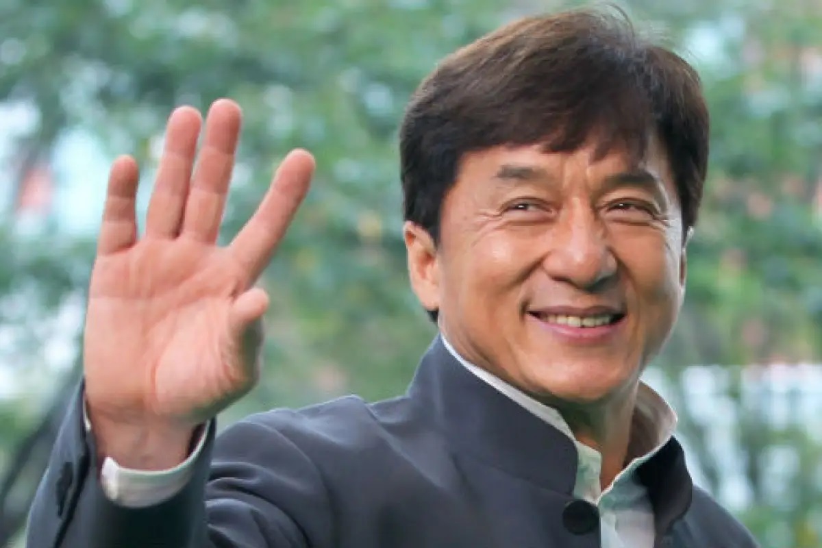 Abandono, pobreza, filhos rebeldes: vida de Jackie Chan parece filme