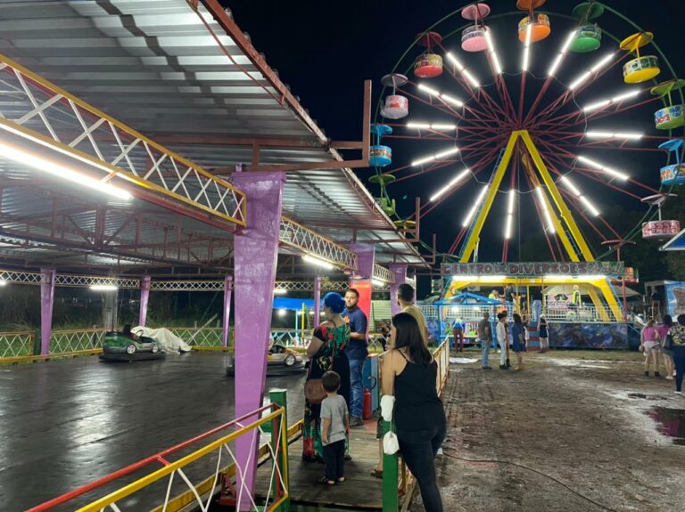Família trabalha com parque de diversão na Expoacre desde a década de 80
