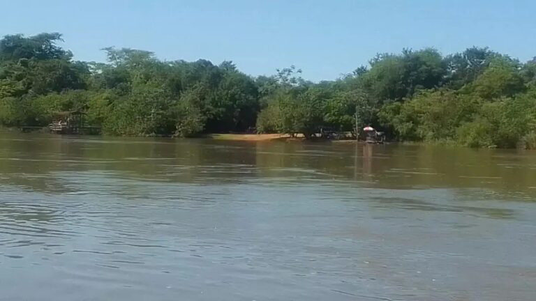 Mulher morre afogada após barco virar durante passeio com a família